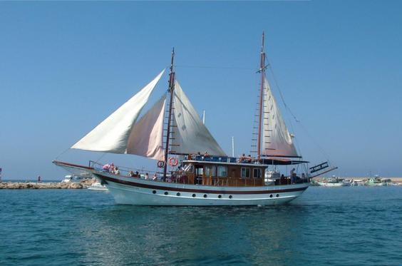 Аренда моторно-парусной яхты Adonis на Кипре